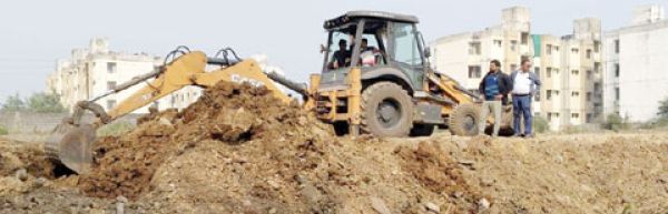अवैध प्लाटिंग पर रोड खोद तत्काल रोक लगाई