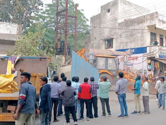  चाकूबाजी के बाद निगम का ठेले गुमटी पर बुलडोजर