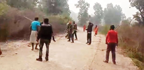  जमीन विवाद: दो पक्षों में चले लाठी-डंडे, वीडियो फैला