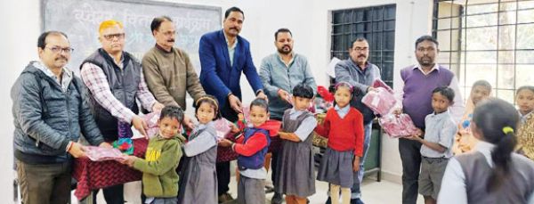 जन सहयोग से स्कूली बच्चों को बांटे स्वेटर