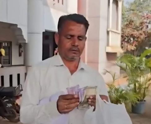 जनदर्शन में रिश्वतखोरी उजागर, लिपिक ने कलेक्टर के सामने किसान को लौटाए रुपए