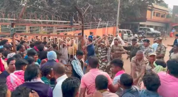 जनता कांग्रेस का प्रदर्शन, घेराव के दौरान चलीं लाठियां