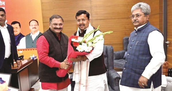 सांसद पांडे ने राष्ट्रीय कार्यकारी अध्यक्ष नितिन को दी बधाई