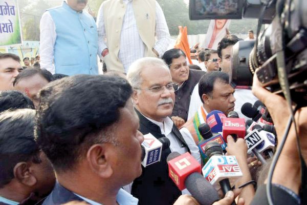 एकात्म परिसर पहले रोके गए कांग्रेसी, बैज-बघेल ने किया नेतृत्व