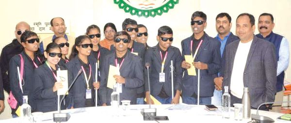  दिव्यधुन बैंड का सम्मान, तीन बच्चों को लैपटॉप भी