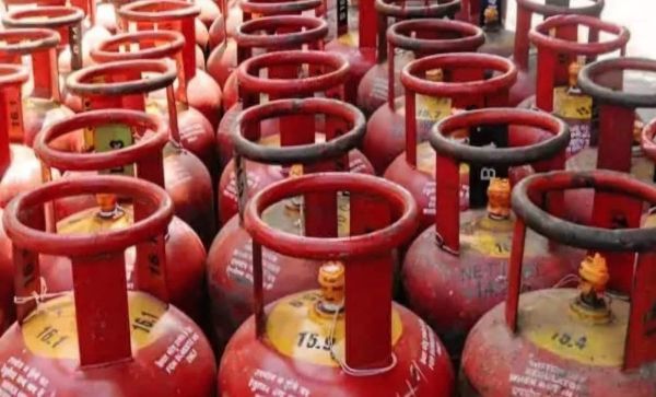 भारत गैस एजेंसी के संचालक की मनमानी से उपभोक्ता परेशान