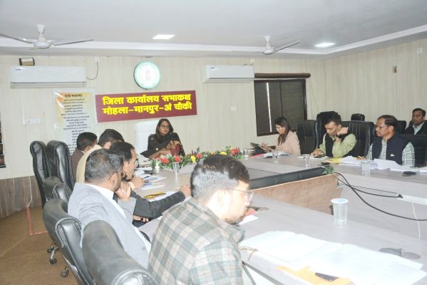 आयुष्मान व वय वंदना योजना में प्रगति लाने लगाए शिविर-कलेक्टर