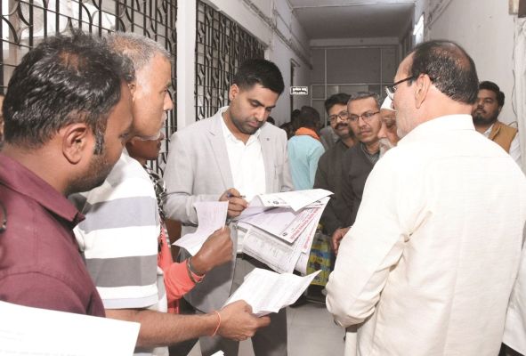 कलेक्टर ने समस्याओं को सुना