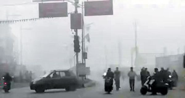 कोहरे ने बदला मौसम, वाहनों की लाइट जलानी पड़ी