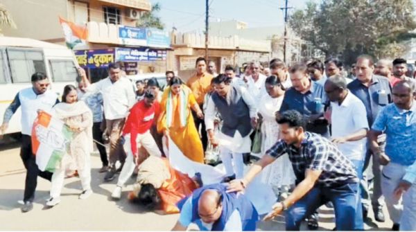 भाजपा कार्यालय घेरने निकले कांग्रेसी, पुलिस से हुई झूमाझटकी