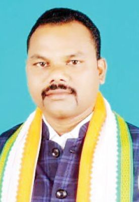 छात्रा मनीषा की मौत के लिए अधीक्षिका जिम्मेदार-कमलेश कारम