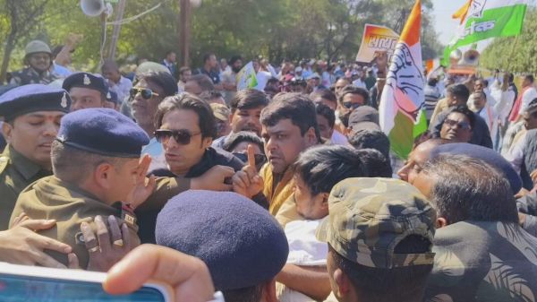 नेशनल हेराल्ड मामले में सोनिया-राहुल के बरी होने पर पीएम से इस्तीफा मांगने कांग्रेस का प्रदर्शन