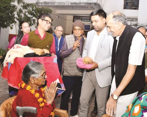 कलेक्टर ने वृद्धजनों का किया सम्मान
