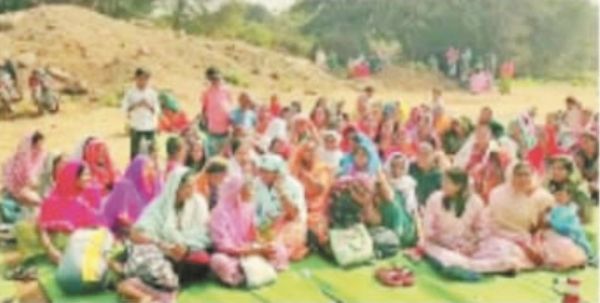 सीमेंट संयंत्र में हड़ताल के 9वें दिन प्रबंधन ने किया लॉकआउट, नो वर्क, नो पेमेंट