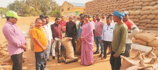 अलका ने सोसाइटी में जाकर किसानों से चर्चा की