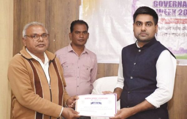 कलेक्टर ने किया प्रशस्ति  पत्र देकर सम्मानित