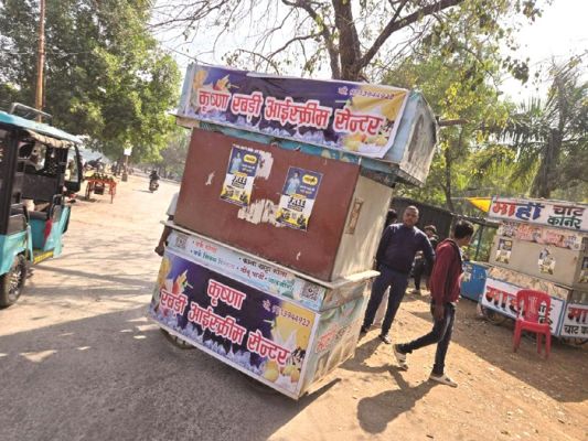 निगम की टीम ने हटाया बंद ठेला 