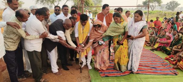 भोरिंग में महतारी सदन के भूमिपूजन में शामिल हुए विधायक