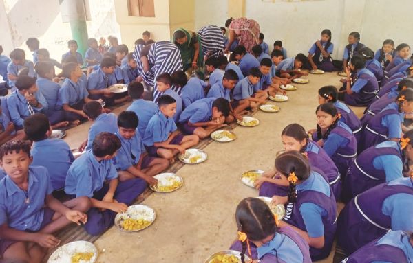 कंडरका स्कूल में कोटवार ने कराया नेवता भोज