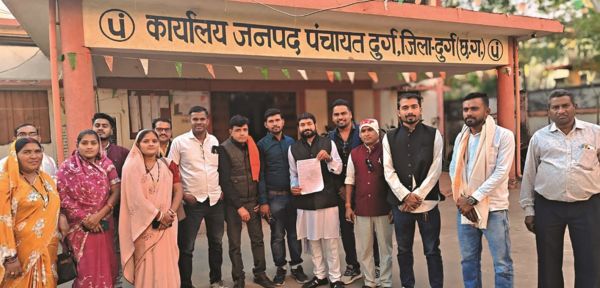 सरपंचों ने तालाबंदी की दी चेतावनी कलेक्टोरेट पहुंचकर सौंपा ज्ञापन