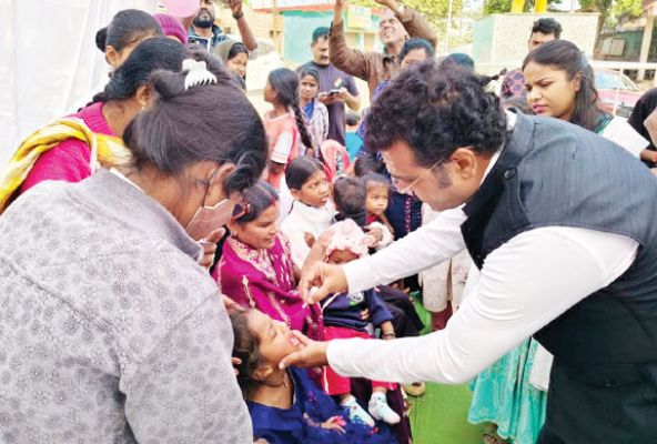 महापौर ने बच्चों को पोलियो की दवा पिलाई