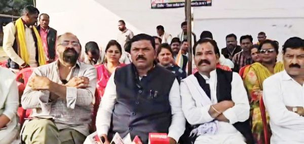 मनरेगा में बदलाव के विरोध में कांग्रेस का धरना-प्रदर्शन