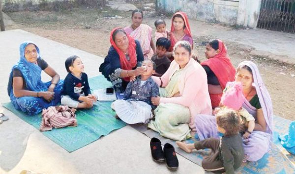 जिपं सदस्य ने बच्चों को पिलाई पोलियो की दवा