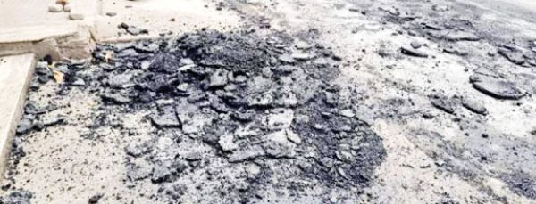  रातों रात बनी सडक़ सुबह होते ही उखड़ी, मरम्मत पर उठे सवाल