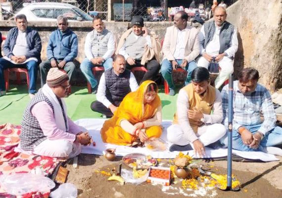 नपं लखनपुर में नवीन दुकान निर्माण का भूमिपूजन