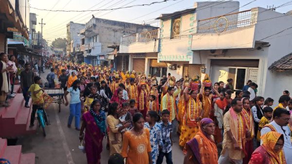 कलश शोभा यात्रा निकाल कर किया राम कथा का शुभारंभ