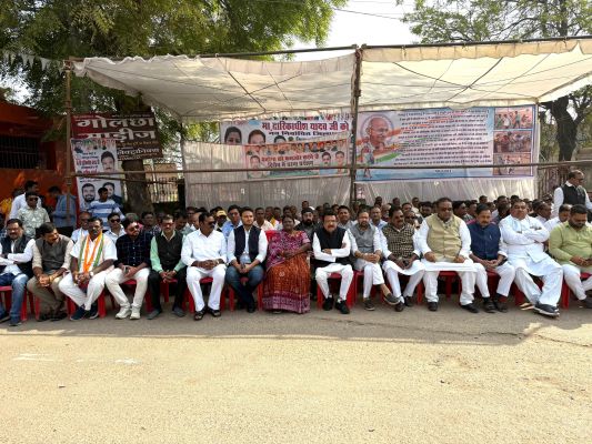  मनरेगा में बदलाव के विरोध में कांग्रेस का धरना-प्रदर्शन