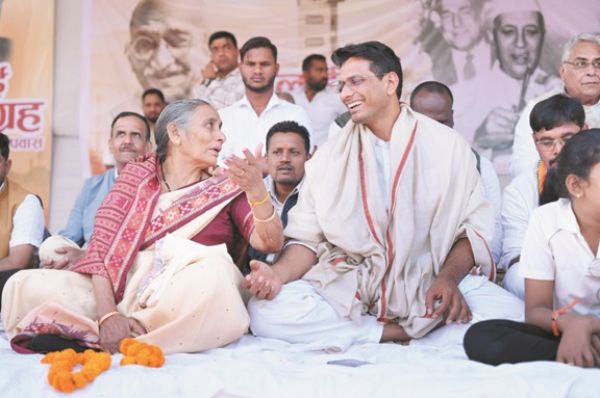 जब तक शासन और प्रबंधन चर्चा नहीं करेगी तब तक जारी रहेगा विधायक का अनशन