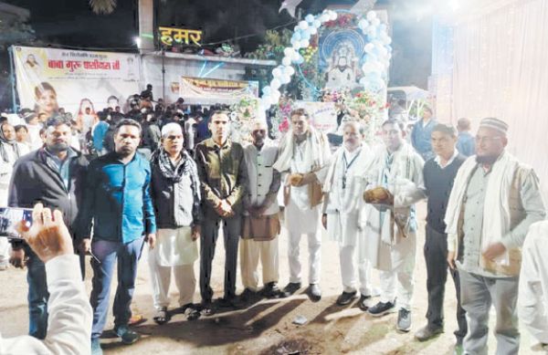 बाबा गुरु घासीदास जयंती पर निकाली रैली, मुस्लिम समाज  ने लड्डू बांटकर किया स्वागत