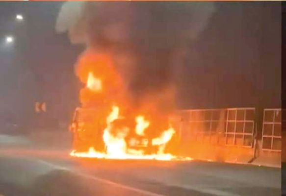 खमतराई ओवरब्रिज में स्कार्पियो धू धू कर जली