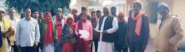 आदिम जाति सेवा सहकारी समिति दवनकरा पर किसानों ने अवैध वसूली के लगाए आरोप, कलेक्टर के नाम ज्ञापन