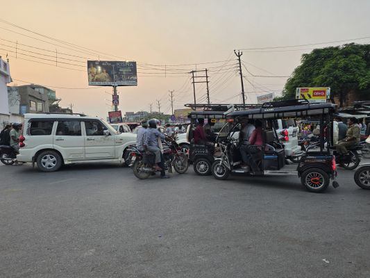 बलौदाबाजार बस स्टैंड के सामने यातायात जाम और दुर्घटना की आशंका को लेकर शिकायतें