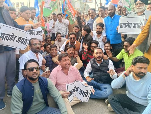 मनरेगा के नाम परिवर्तन का विरोध, कांग्रेसियों ने भाजपा कार्यालय घेरा, प्रदर्शन