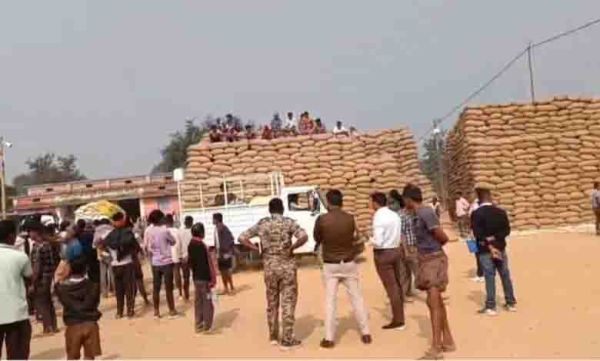 धान खरीदी पर विवाद, किसानों ने जाम लगाया