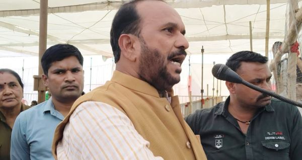 स्पंज आयरन कंपनी का  ग्रामीणों ने किया विरोध 