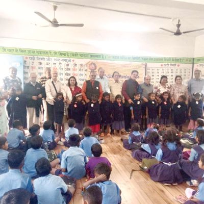 आंगनबाड़ी बच्चों को स्वेटर-कन्टोप स्कार्फ वितरित