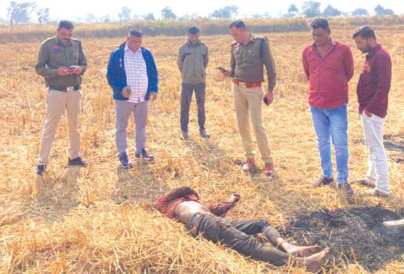 छपोरा के खेत में अधजली लाश मिली, हत्या के बाद जलाने की आशंका