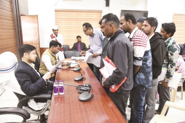 जनदर्शन : अवैध शराब दुकान की शिकायत से लेकर भूमि अधिग्रहण मुआवजे तक के पहुंचे मामले