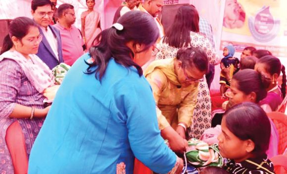पल्स पोलियो अभियान में ग्रामीण बच्चों, महिलाओं और बुजुर्गों को बांटे स्वेटर व कंबल