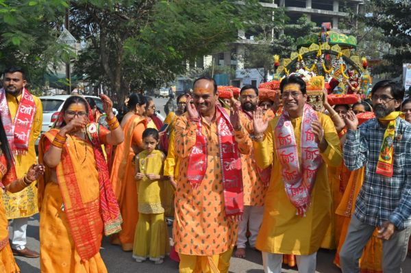 विशाल शोभायात्रा के साथ मारुति मंगलम में श्रीमद भागवत कथा ज्ञान यज्ञ सप्ताह शुरू