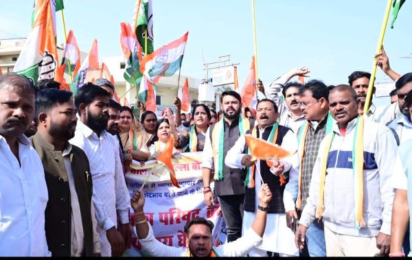 कांग्रेसियों ने निकाली रैली,  नपा घेरा