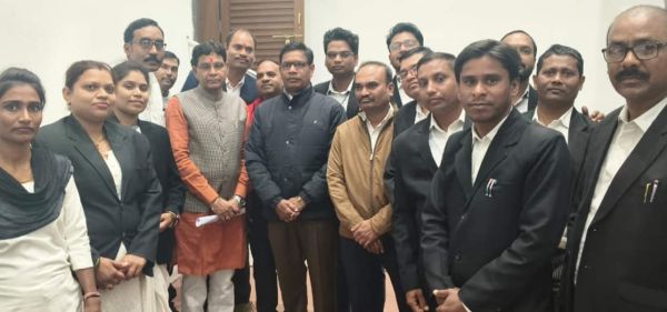 राजस्व मंत्री के आश्वासन पर वकीलों का बेमुद्दत बहिष्कार समाप्त