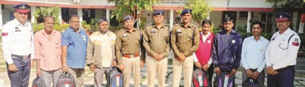 7 सडक़ सुरक्षा मितानों को सुरक्षा किट वितरित
