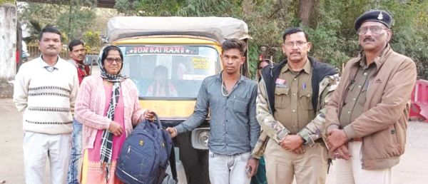 ऑटो में भूला बैग, पुलिस ने दिलाया वापस