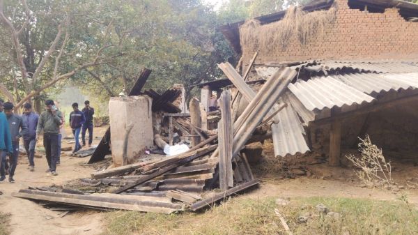 ग्रामीण के मकान पर हाथियों का हमला