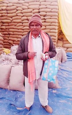  प्रतापपुर सहकारी समिति के प्रबंधक पर किसानों ने लगाए अवैध वसूली के आरोप